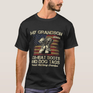 Mein Enkel trägt Kampfstiefel und Hundemarken stol T-Shirt