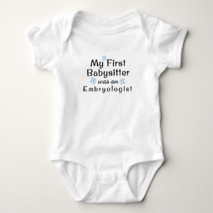 Mein erster Babysitter war Embryologe Snowflake Baby Strampler