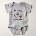 Mein erster Chanukah Baby Strampler<br><div class="desc">Feiern Sie die erste Chanukah des Babys mit personalisierten Hanukkah menorah,  dreidels und jüdischen Star mit bezauberndem "My First Chanukah".</div>