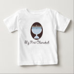 Mein erster Chanukah Chanukka Säuglings-langes Baby T-shirt<br><div class="desc">Ein niedliches und hübsches hellblaues und weißes menorah auf einem Hintergrund des dunklen Brauns,  der das erste Festival des Babys der Lichter auf Kind- und Säugling Chanukka-Kleid und Briefpapier feiert,  die niedliche Chanukah Geschenke machen.</div>