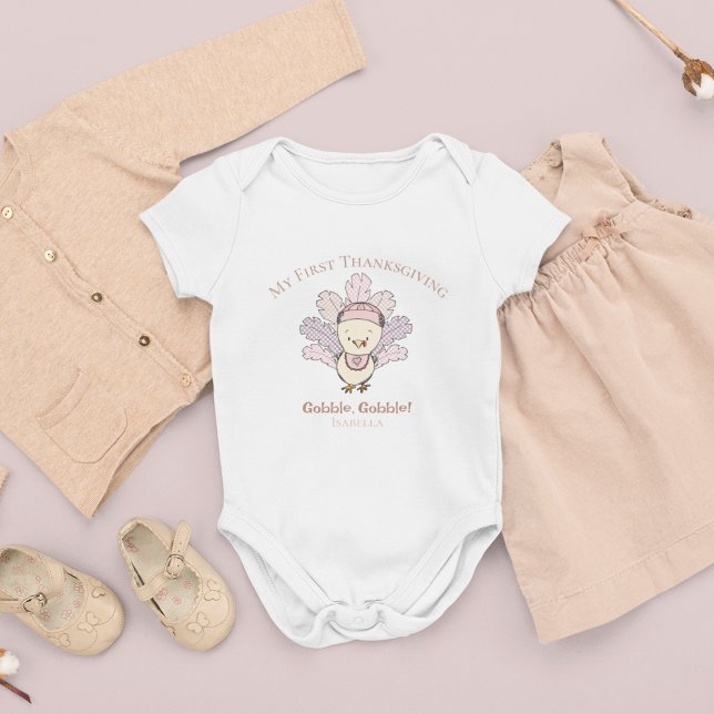 Mein erster Erntedank Little Turkey Girl Baby Strampler (Cute "My First Thanksgiving" Baby Girl Bodysuit. Hand-Drawn Little Turkey with Gingham Feathers.)