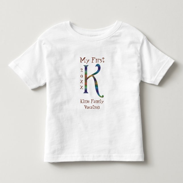 Mein erster Familienurlaub, gepackter Brief K Mono Kleinkind T-shirt (Vorderseite)