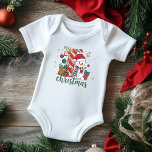 Mein erster Weihnachtsmann Niedlich Snowman Baby Strampler<br><div class="desc">Mein erstes Niedliches Snowman Baby Bodysuit Baby Baby Baby Boy Baby Bodysuit hat den Text "Mein 1. Weihnachten" in einer modernen Schriftzeichen-Typografie,  die von einem niedlichen Schneemann mit Weihnachtsgeschenken und Dekorationen geprägt ist. Perfektes Weihnachtsgeschenk für ein kleines Mädchen oder einen kleinen Jungen. Erstellt von Evco Studio www.zazzle.com/store/evcostudio</div>