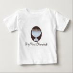Mein erstes Chanukah Chanukka Säuglings-T-Shirt Baby T-shirt<br><div class="desc">Ein niedliches und hübsches hellblaues und weißes menorah auf einem Hintergrund des dunklen Brauns,  der das erste Festival des Babys der Lichter auf Kind- und Säugling Chanukka-Kleid und Briefpapier feiert,  die niedliche Chanukah Geschenke machen.</div>