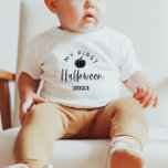 Mein erstes Halloween 2023 Kleinkind T-shirt<br><div class="desc">Ein modernes,  minimalistisches Design,  das perfekt zum Feiern des Halloween Ihres Babys geeignet ist!</div>