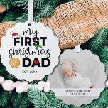 Mein erstes Weihnachten als Papa Name und Foto Ornament Karte<br><div class="desc">Mit diesem wunderschönen ersten Weihnachtsschmuck mit roter Weihnachtsmannmütze,  heiligen Blätter und farbenfrohen Weihnachtslichtern,  der zum ersten Mal als Papa erbaut wurde,  können Sie Ihre Freude über Ihre erste Weihnachtszeit bezeugen. Einfach mit dem Namen und Geburtsdatum Ihres Babys und einem Ihrer Lieblingsfotos auf der Rückseite anpassbar.</div>
