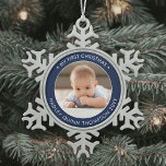 Mein erstes Weihnachts-Modernes Baby-Foto Navy & W Schneeflocken Zinn-Ornament<br><div class="desc">Feiern Sie mit einem stilvollen marineblauen und weißen Foto rund um den Metallschneeflocken Weihnachtsschmuck die Urlaubsfreuden. Aufnahme und Bild auf dieser Vorlage sind einfach zu personalisieren. Das Zitat "Mein erster Weihnachten" ist leicht zu ändern, falls das Ornament für einen anderen Anlass bestimmt ist. (IMAGE & TEXT DESIGN TIPS: 1) Um...</div>