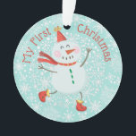 Mein erstes Weihnachtsbaby Foto Snowman Snowflakes Ornament<br><div class="desc">Dieser Weihnachtsschmuck besticht durch einen niedlichen skurrilen Schneemann und ein Schneeflockdesign mit Imitaten und goldenem Glitzer. Personalisieren Sie den Rücken mit Namen,  Jahr und Foto. Diese Vorlage funktioniert am besten mit Fotos im Landschaftsformat,  wobei das Baby in der Mitte liegt.</div>