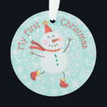 Mein erstes Weihnachtsbaby Foto Snowman Snowflakes Ornament<br><div class="desc">Dieser Weihnachtsschmuck besticht durch einen niedlichen skurrilen Schneemann und ein Schneeflockdesign mit Imitaten und goldenem Glitzer. Personalisieren Sie den Rücken mit Namen, Jahr und Foto. Diese Vorlage funktioniert am besten mit Fotos im Landschaftsformat, wobei das Baby in der Mitte liegt.</div>