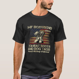 Mein Freund trägt Kampfstiefel und Tags für Hund T-Shirt