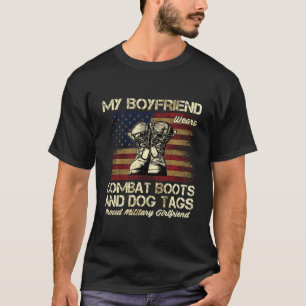 Mein Freund trägt Kampfstiefel und Tags für Hunde T-Shirt