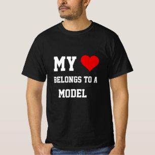 Mein gehört einem Modell-T-Shirt T-Shirt