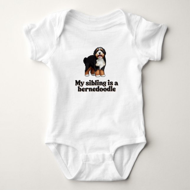 "Mein Geschwister ist ein Bernedoodle" Baby One-Pi Strampler (Vorderseite)