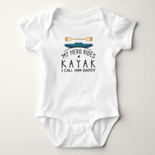 Mein Held fährt Kayak ich nenne ihn Daddy Kayaking Baby Strampler