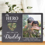 Mein Held trägt Camouflage Militärischer Vater Per Fotoplatte<br><div class="desc">"Mein Held trägt Camouflage, und ich nenne ihn Daddy!"! Überraschen Sie Ihren Lieblings-Soldat und Papa mit dieser super personalisierten Foto-Plakette an diesem Tag Väter. Personalisieren Sie mit Ihrem bevorzugten Foto, in der Nachricht und dem Namen. Diese Soldaten-Väter-Tagesplakette wird ein Favorit aller militärischen, militärischen Söhne und Töchter, Armeefamilien und der militärischen...</div>