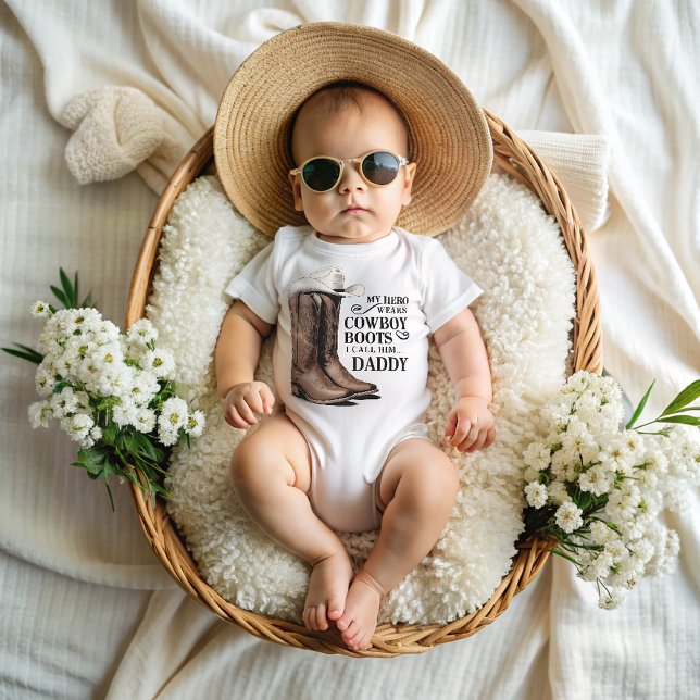 Mein Held trägt Cowboystiefel Baby Strampler (Von Creator hochgeladen)
