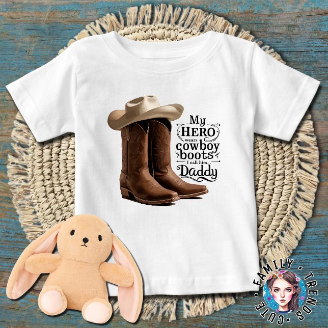 Mein Held trägt Cowboystiefel, ich nenne ihn Daddy Baby T-shirt (Von Creator hochgeladen)