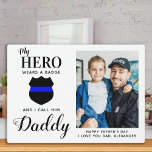 Mein Held trägt ein Abzeichen Daddy Vathers Day Fo Fotoplatte<br><div class="desc">"Mein Held trägt ein Abzeichen und ich nenne ihn Daddy!"! Überraschen Sie Ihren Lieblings-Polizeibeamten und Papa mit dieser super personalisierten Polizei Papa Foto Plakat heute Väter Tag. Personalisieren Sie mit Ihrem bevorzugten Foto, Ihrer Nachricht und Ihrem Namen. Diese Tagesplakette der Polizeiväter wird von allen Polizeibeamten, Polizisten, Söhnen und Töchtern, Angehörigen...</div>