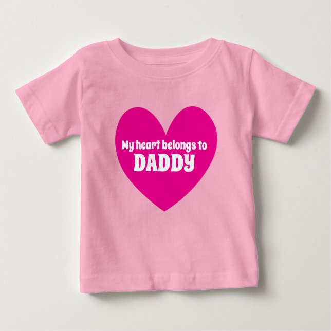 Mein Herz gehört Daddy pink weißem individuelle Na Baby T-shirt (Vorderseite)