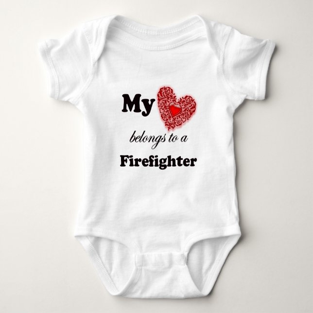 Mein Herz gehört einem Feuerwehrmann Baby Strampler (Vorderseite)