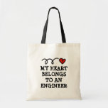 Mein Herz gehört einer ingenieurwissenschaftlichen Tragetasche<br><div class="desc">Mein Herz gehört einem Ingenieur der niedlichen Leinwand Tote Bag. Die lustige Geburtstagsgeschenkidee für Ehefrau,  Freundin,  Partner etc. Rotes Herz mit lustigem Text. Job und Arbeit verwandte Geschenkideen. Büro Humor.</div>