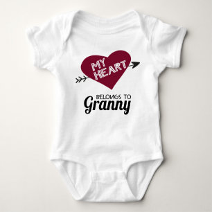 Mein Herz gehört Granny white mit rotem Herzen Baby Strampler