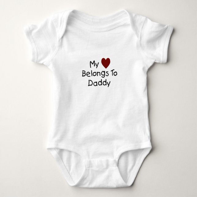 Mein Herz gehört zu Daddy Bodysuit Baby Strampler (Vorderseite)