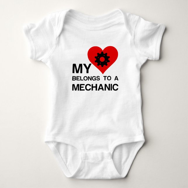 MEIN HERZ GEHÖRT ZU EINEM MECHANISCHEN BABY STRAMPLER (Vorderseite)