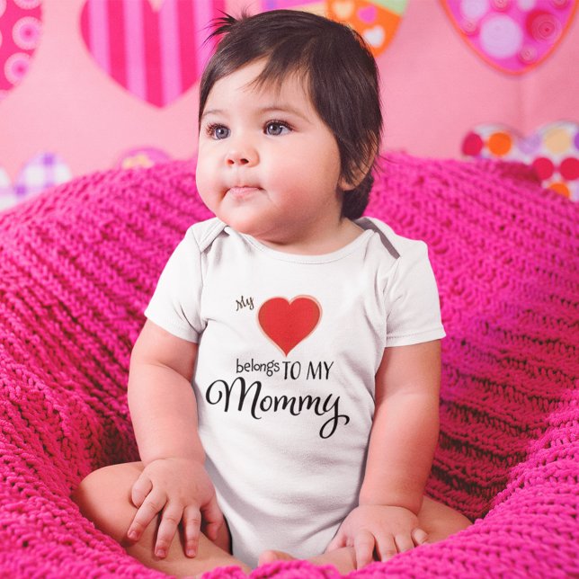 Mein Herz gehört zu Mommy Niedlich Modern Baby Strampler (My heart belongs to Mommy cute baby bodysuit.)