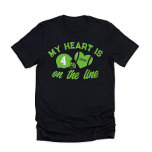 Mein Herz ist auf der Linie Fußball 1 Spieler T-Shirt<br><div class="desc">Mit unserem exklusiven "My Heart is on the Line" T - Shirt - das perfekte Kleid für engagierte Fußballfans und stolze Fans! Dieses stilvolle und komfortable Tee zeichnet sich durch ein dynamisches Frontsystem mit einem Fußballhelm aus, in dem Ihre Spieler die Nummer haben und das die Leidenschaft und Intensität des...</div>