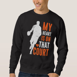 Mein Herz ist für mich auf dem Basketballplatz auf Sweatshirt