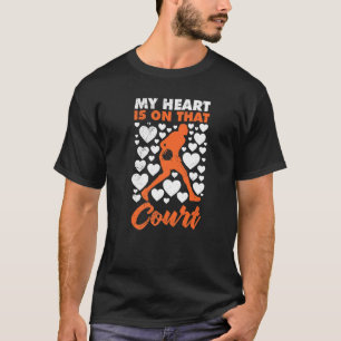 Mein Herz ist für mich auf dem Basketballplatz auf T-Shirt