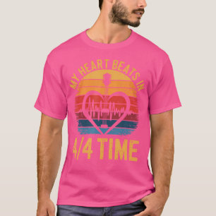 Mein Herz schlägt in 4 4-mal Retro Acoustic Gitarr T-Shirt