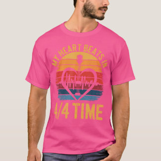 Mein Herz schlägt in 4 4-mal Retro Acoustic Gitarr T-Shirt