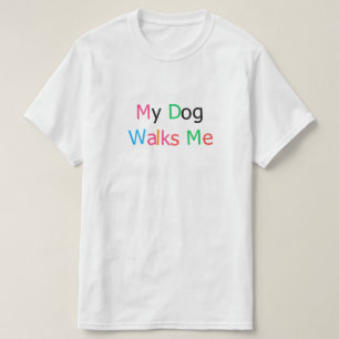 Mein Hund führt mich lustiges Hundeliebhaber-Zitat T-Shirt