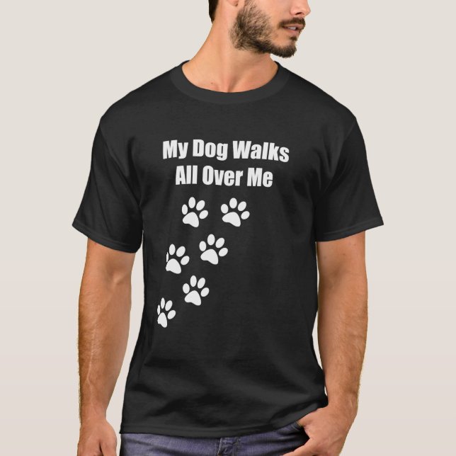 Mein Hund geht überall durch mich. T-Shirt (Vorderseite)