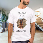 Mein Hund ist mein therapeutisches Foto T-Shirt<br><div class="desc">Für einen T - Shirt in Weiß/Hellfarbe. Schwarzer Text. Für einen Hundeliebhaber! Personalisieren und fügen Sie ein Foto Ihres Hundes. Text: Mein Hund ist mein Therapeut.</div>