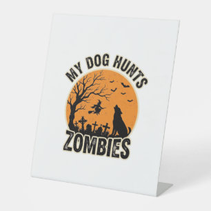 Mein Hund jagt Zombies Vintage Halloween Hund Desi Sockelschild