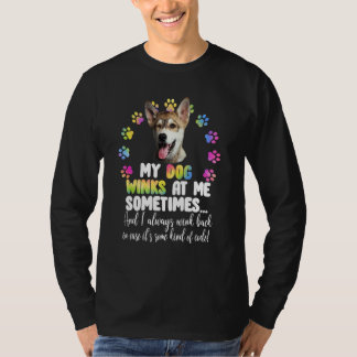 Mein Hund zwinkert mich manchmal an Sarkasmus Hun T-Shirt