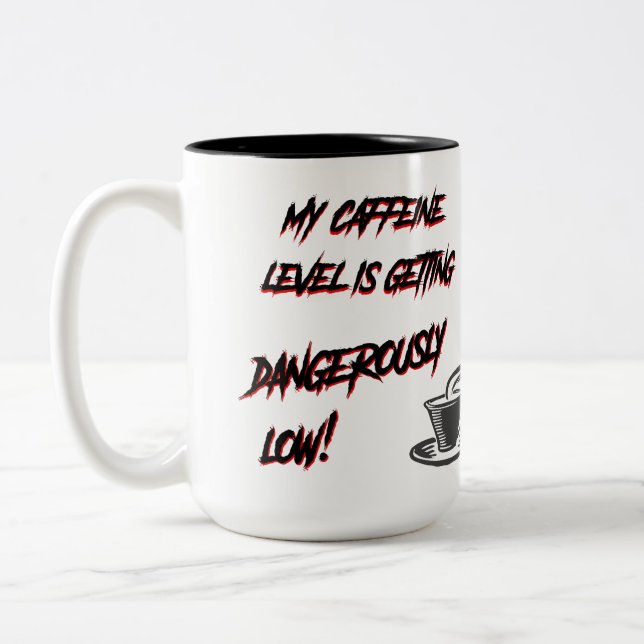 Mein Koffein-Level wird gefährlich niedrig! Zweifarbige Tasse (Links)