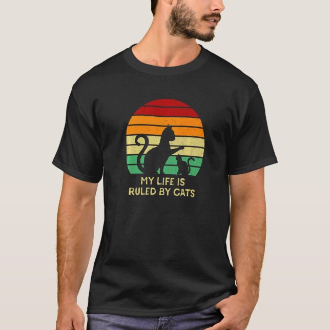 Mein Leben wird bestimmt von Katzen Katze Spaß Kät T-Shirt (Vorderseite)
