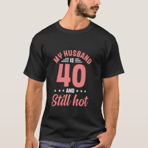 Mein Mann ist 40 immer noch rauchend Hot Funny 40. T-Shirt