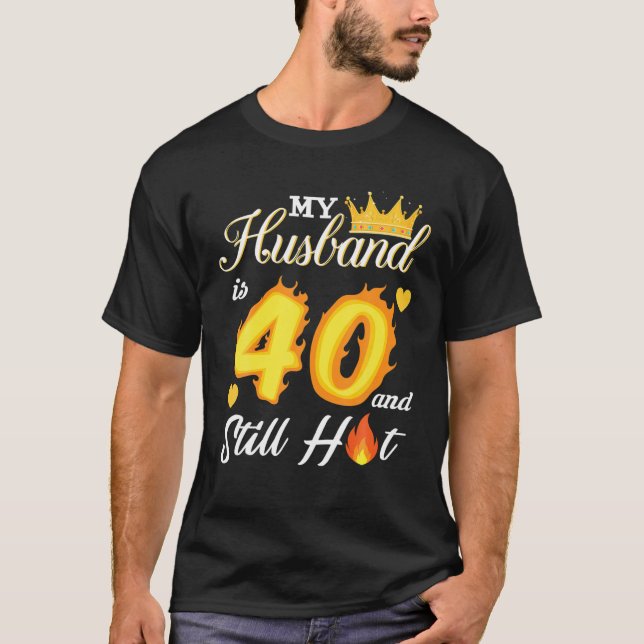 Mein Mann ist 40 und immer noch heiß 40. Geburtsta T-Shirt (Vorderseite)