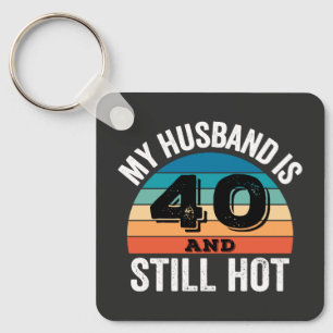 Mein Mann ist 40 und immer noch heiß Schlüsselanhänger