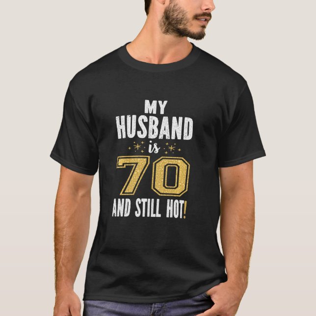 Mein Mann ist 70 und immer noch heiß 70. Geburtsta T-Shirt (Vorderseite)