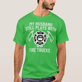 Mein Mann spielt immer noch mit Trucks Feuerwehrhe T-Shirt