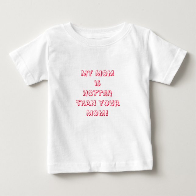 Mein Momis HOTTERthan yourMom! Baby T-shirt (Vorderseite)