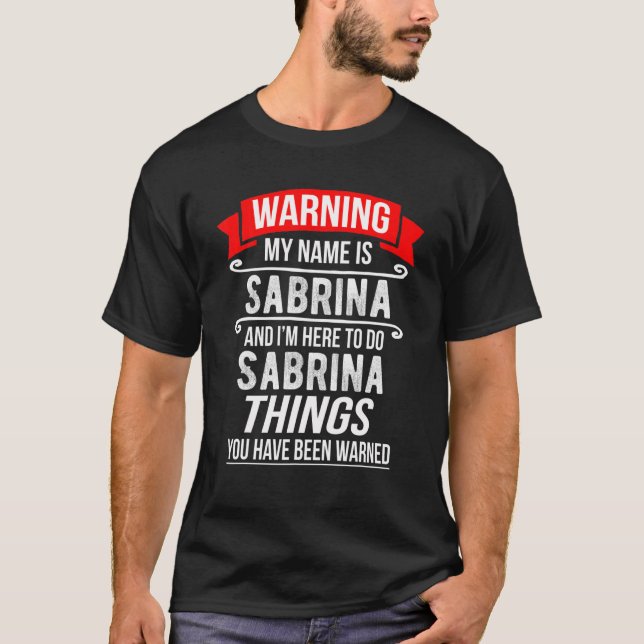 Mein Name ist Sabrina und ich bin hier um Sabrina  T-Shirt (Vorderseite)