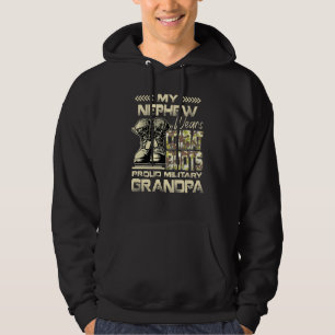Mein Nephew trägt eine stolze Militärtribüne Hoodie