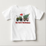 Mein Niedlicher Farm-Traktor zu Weihnachten Baby T-shirt<br><div class="desc">Mein First Christmas Niedlich Farm Tractor Baby T - Shirt Christmas Baby Baby Baby Baby Baby Baby Baby Baby Baby Baby Baby T - Shirt zeigt den Text "Mein erstes Weihnachten" in modernen Drehbüchern mit einem Traktor, der einen Trailer mit einem Weihnachtsbaum zieht. Perfektes Weihnachtsgeschenk für ein kleines Mädchen oder...</div>